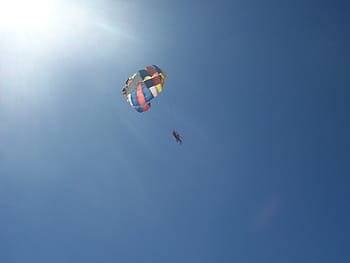 Le parachutisme à Arcachon : Guide pour les premiers sauts